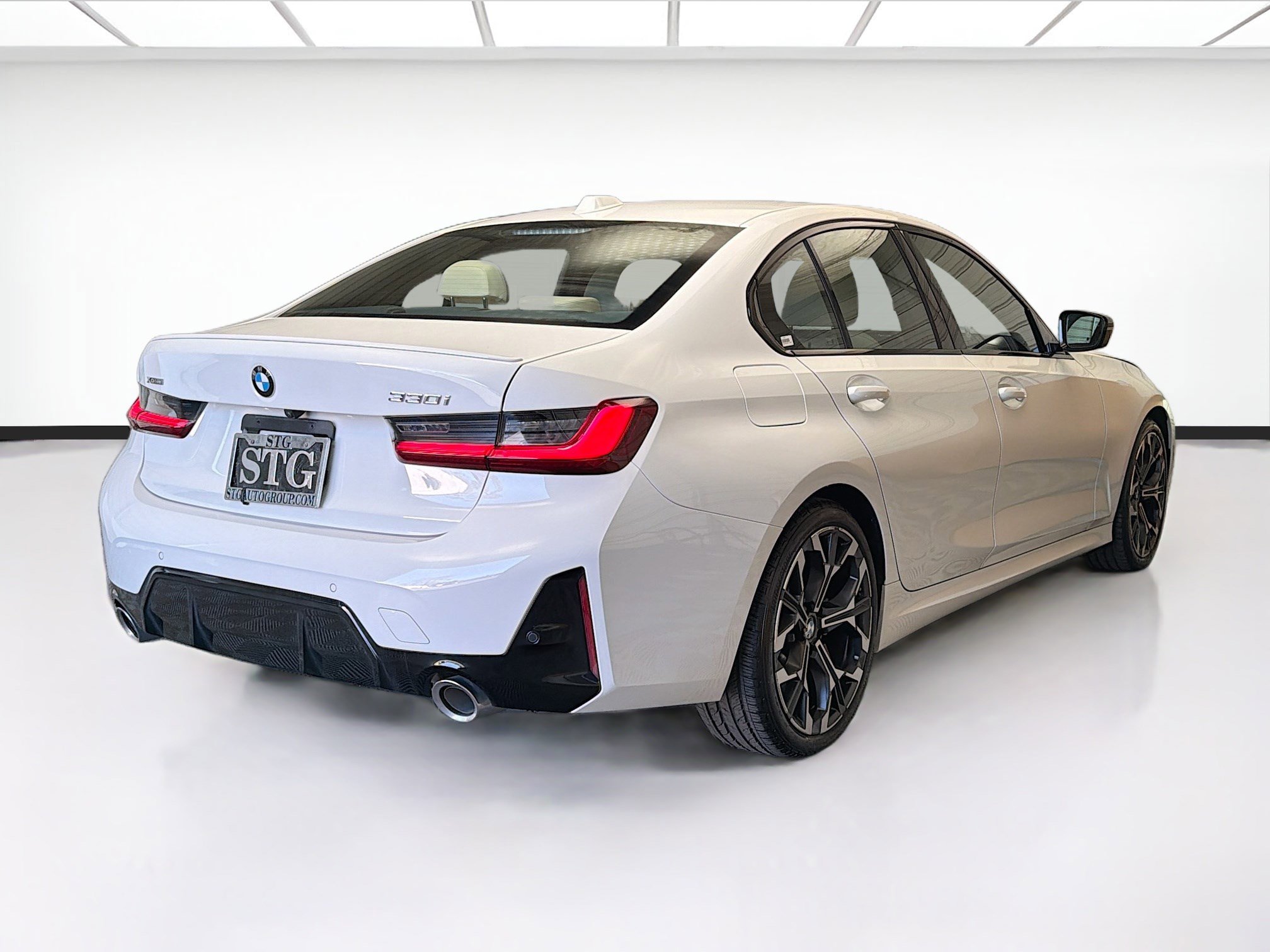 Used 2025 BMW 330i xDrive Sedan w/ M Sport Package AWD/4WD image 4