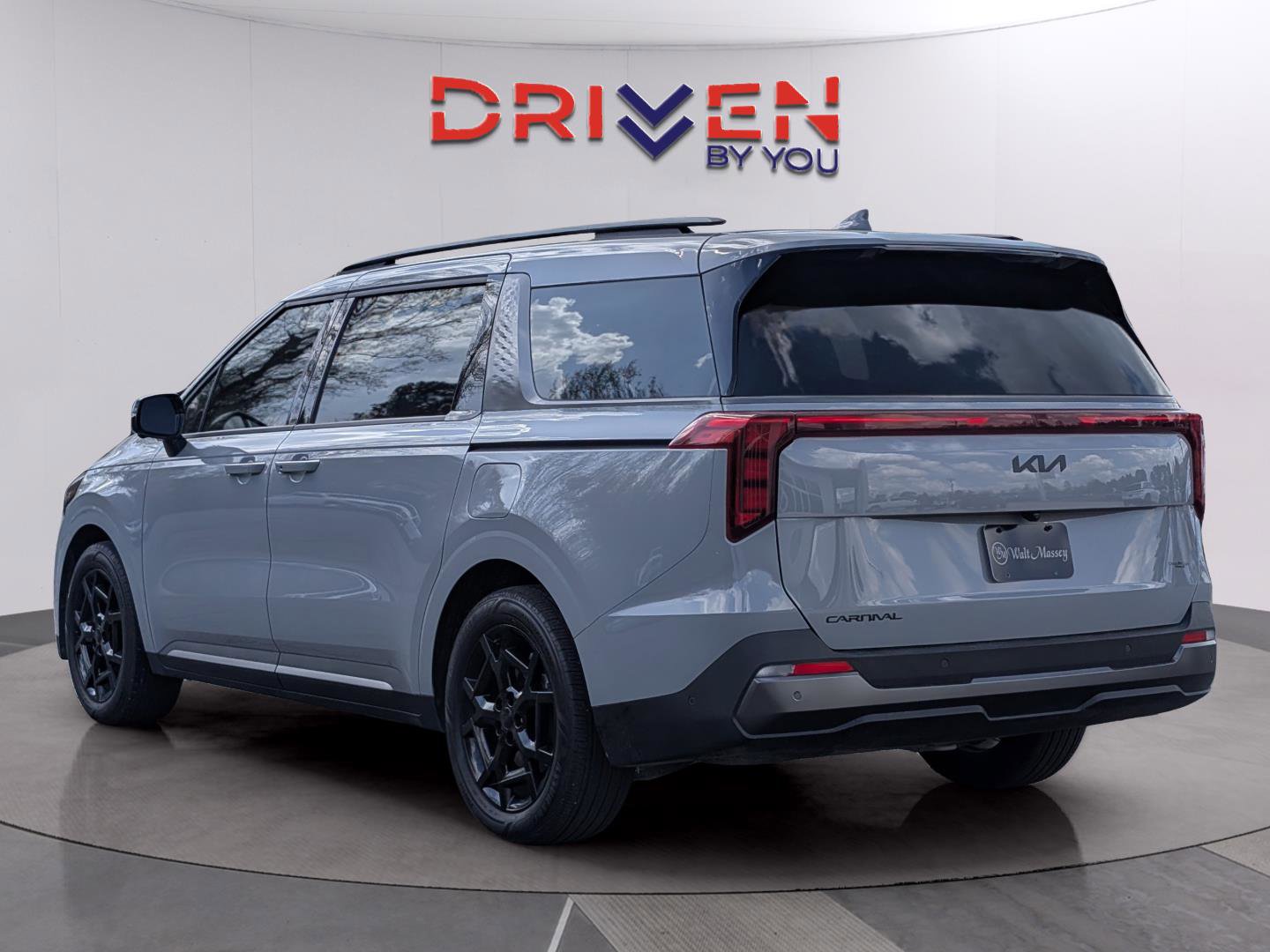 Used 2026 Kia Carnival SX w/ SX Dark Edition Package image 3