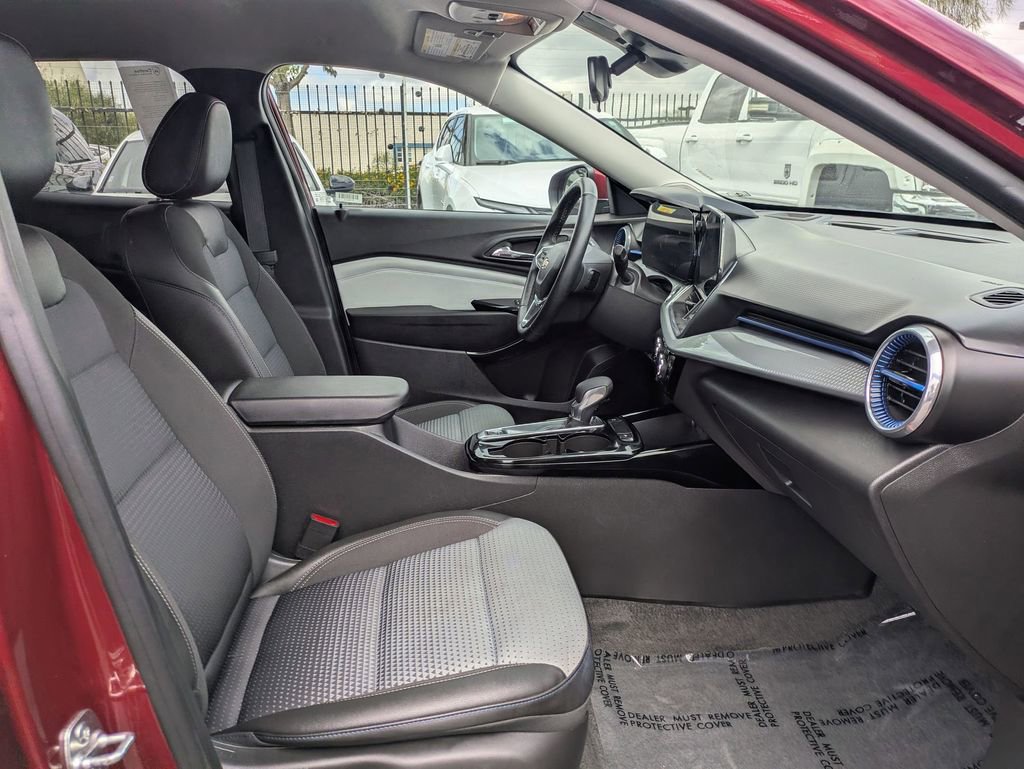Used 2025 Chevrolet Trax LT w/ LT Convenience Package FWD image 35