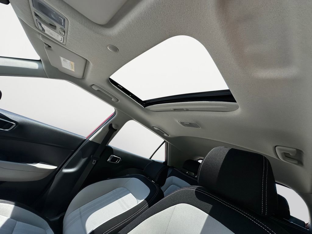 Used 2025 Hyundai Venue SEL FWD image 17