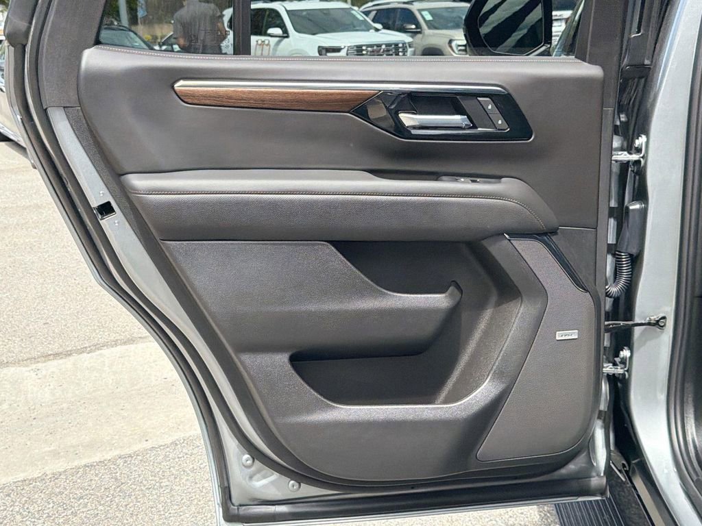 Used 2025 Chevrolet Tahoe High Country AWD/4WD image 23