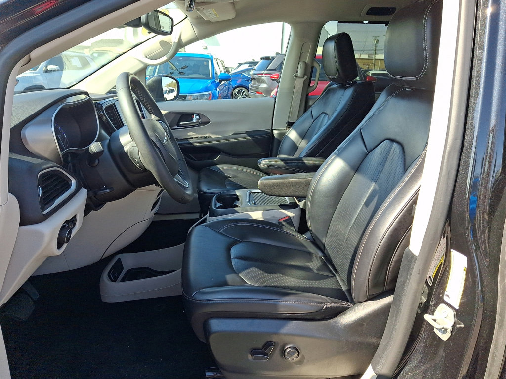 Used 2023 Chrysler Pacifica Touring-L image 23