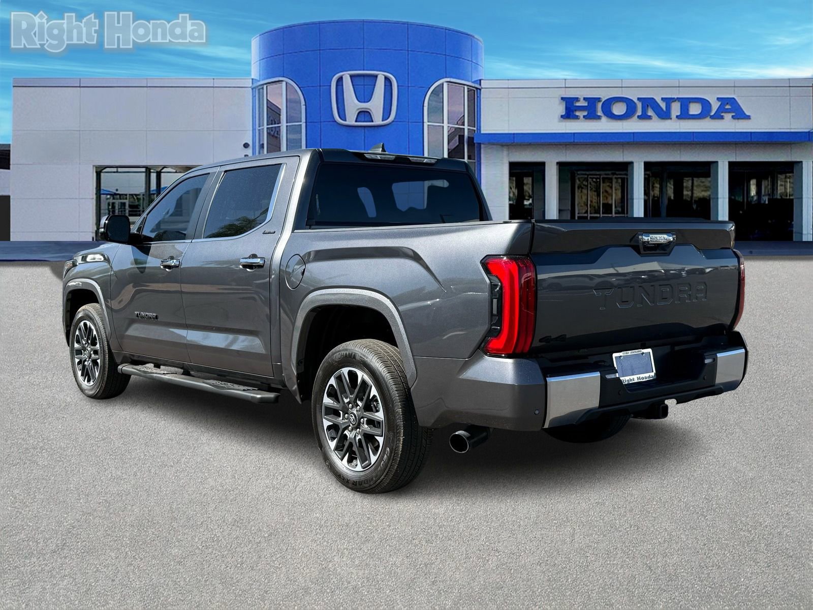 Used 2025 Toyota Tundra Limited AWD/4WD image 4