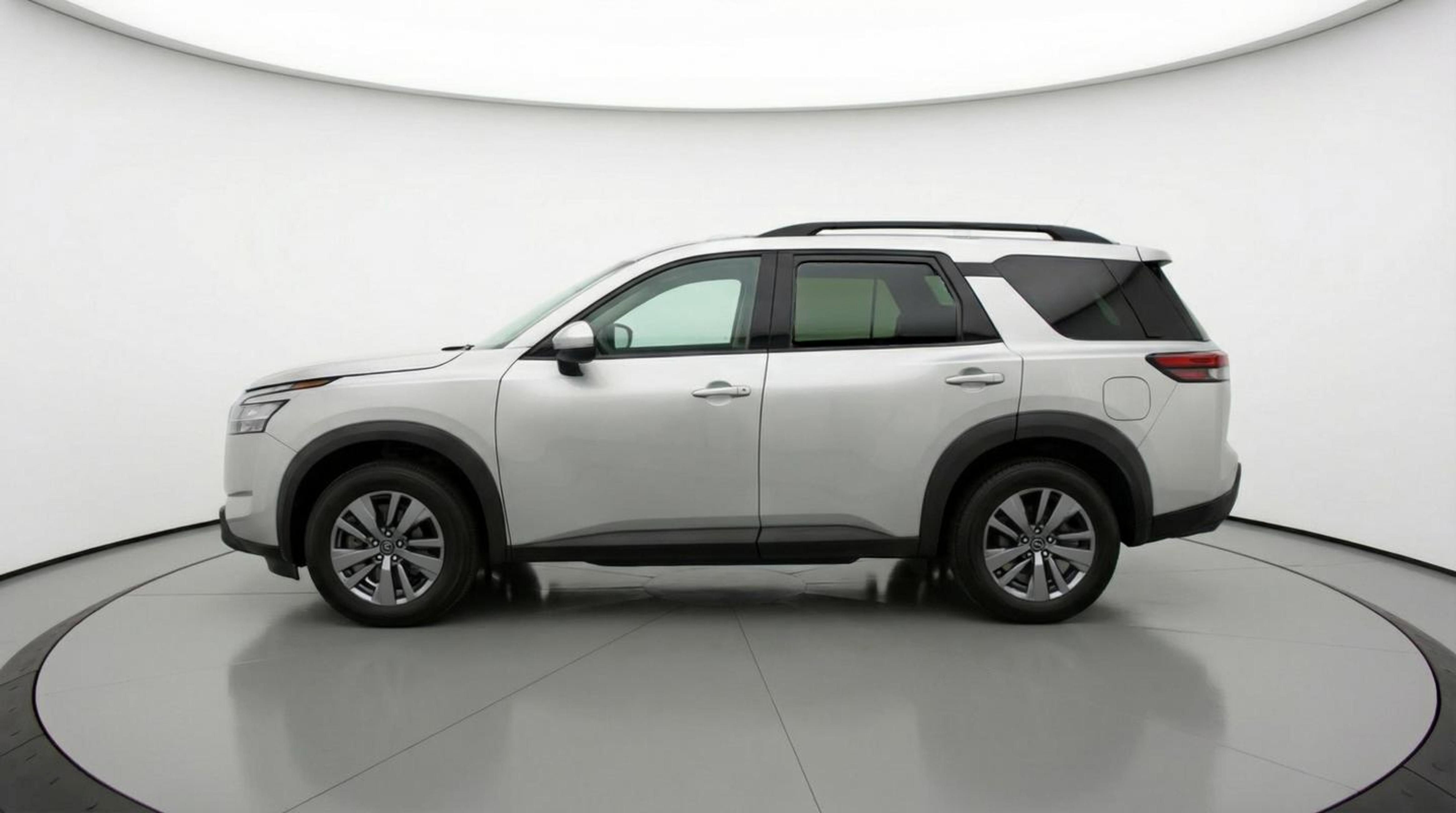 Used 2025 Nissan Pathfinder SV image 5