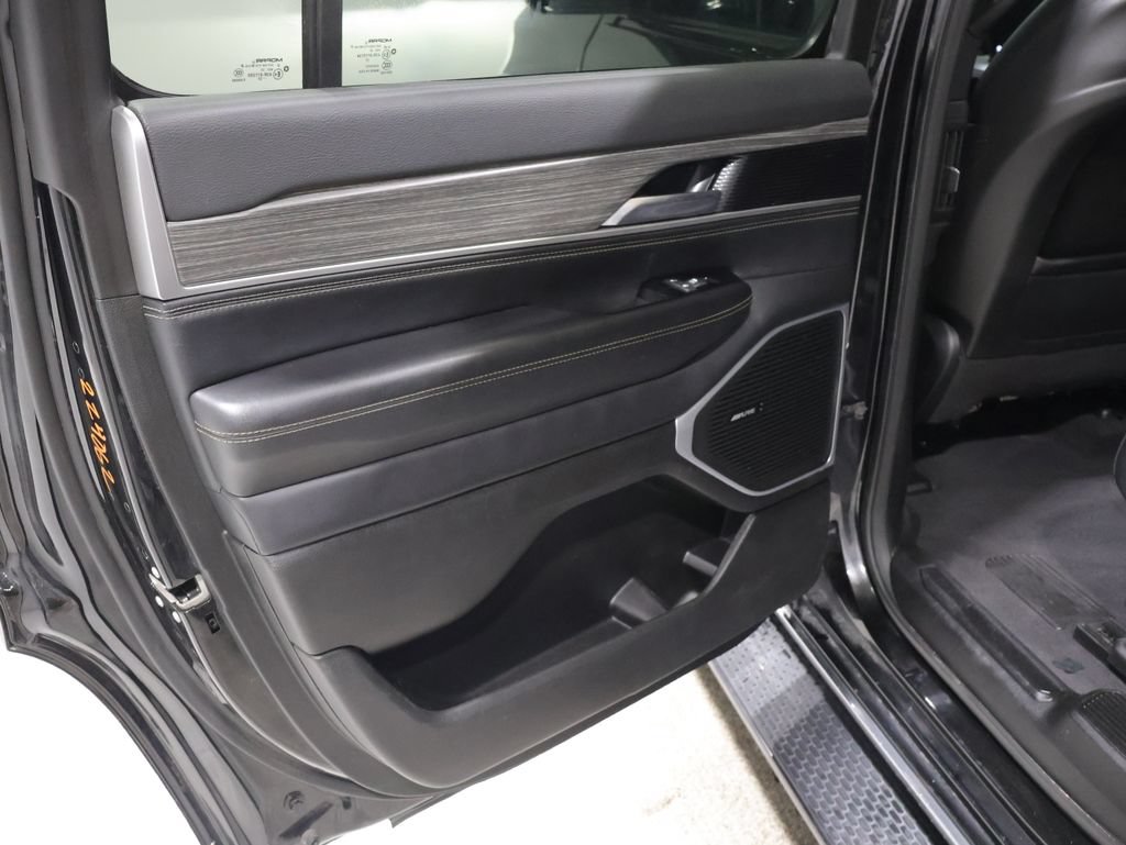 Used 2024 Jeep Wagoneer Series II AWD/4WD image 18