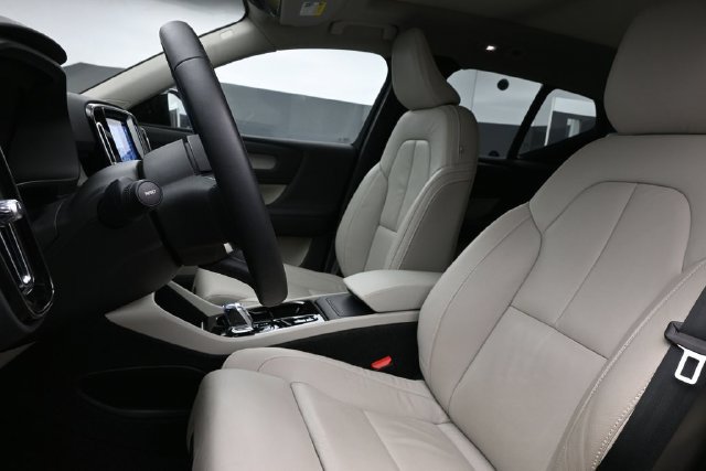 Used 2023 Volvo XC40 B5 Plus w/ Protection Package Premier AWD/4WD image 10