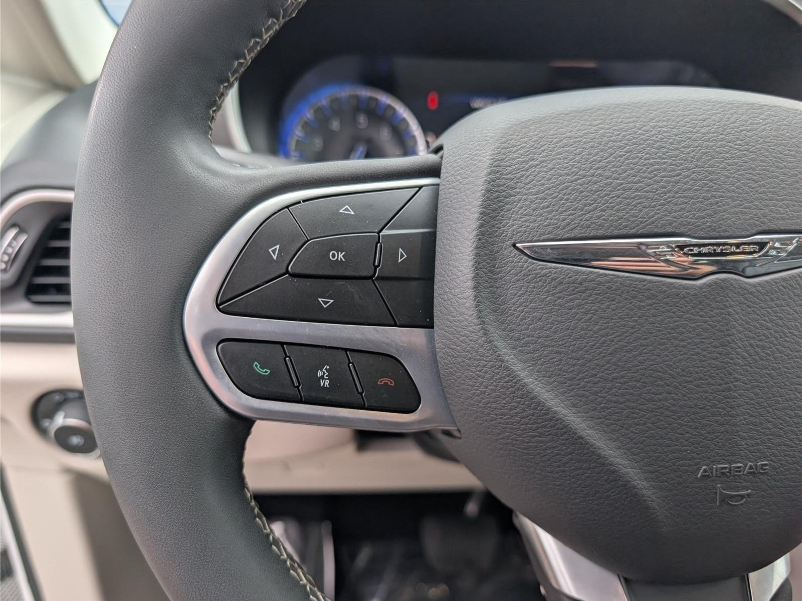Used 2023 Chrysler Pacifica Touring-L FWD image 23