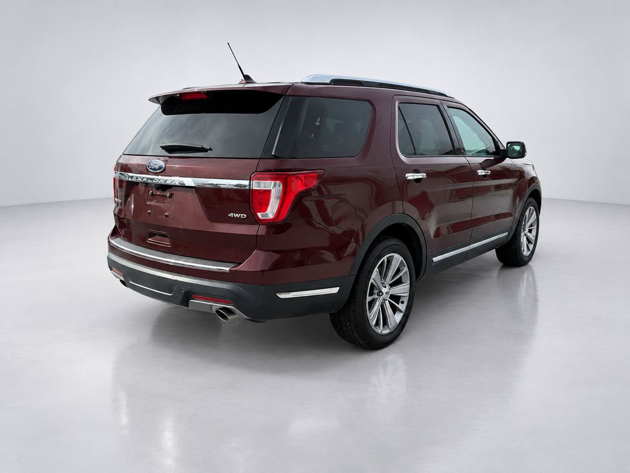 Used 2018 Ford Explorer Limited w/ Equipment Group 301A AWD/4WD image 5