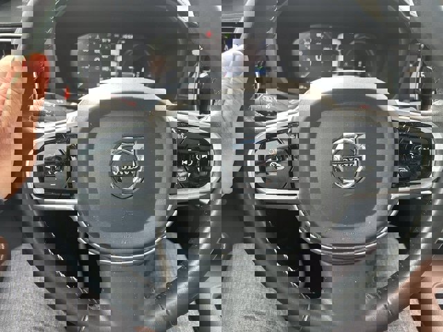 Used 2021 Volvo S60 T8 Inscription image 10