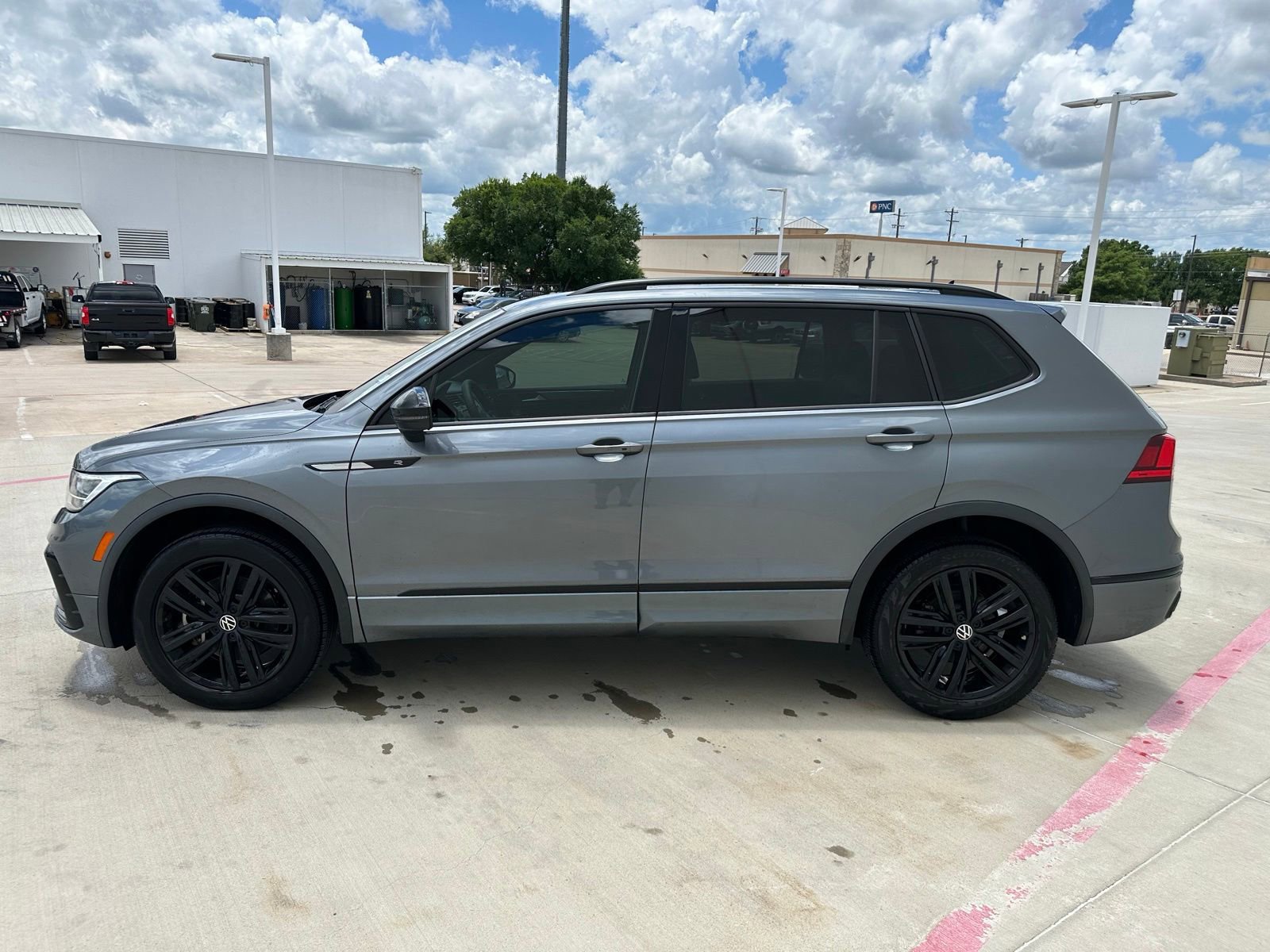 Used 2022 Volkswagen Tiguan SE R-Line AWD/4WD image 5