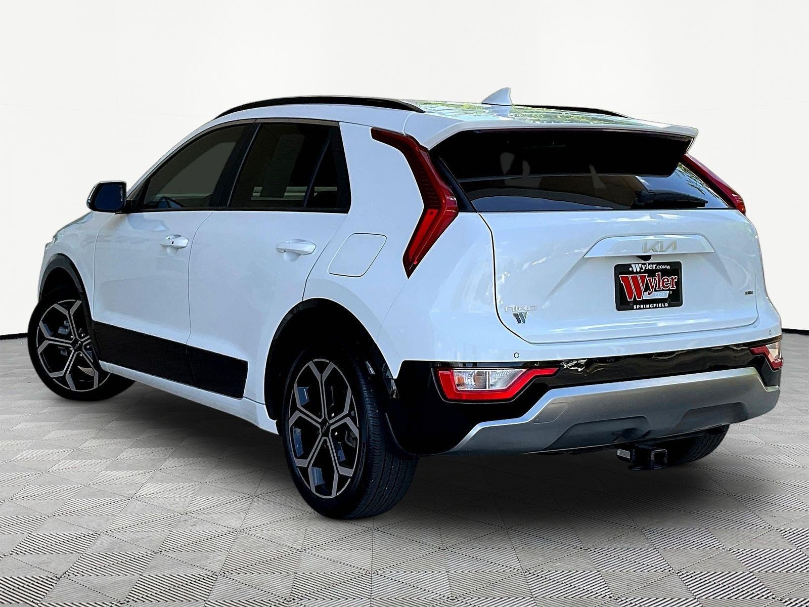 Used 2023 Kia Niro EX Touring FWD image 4