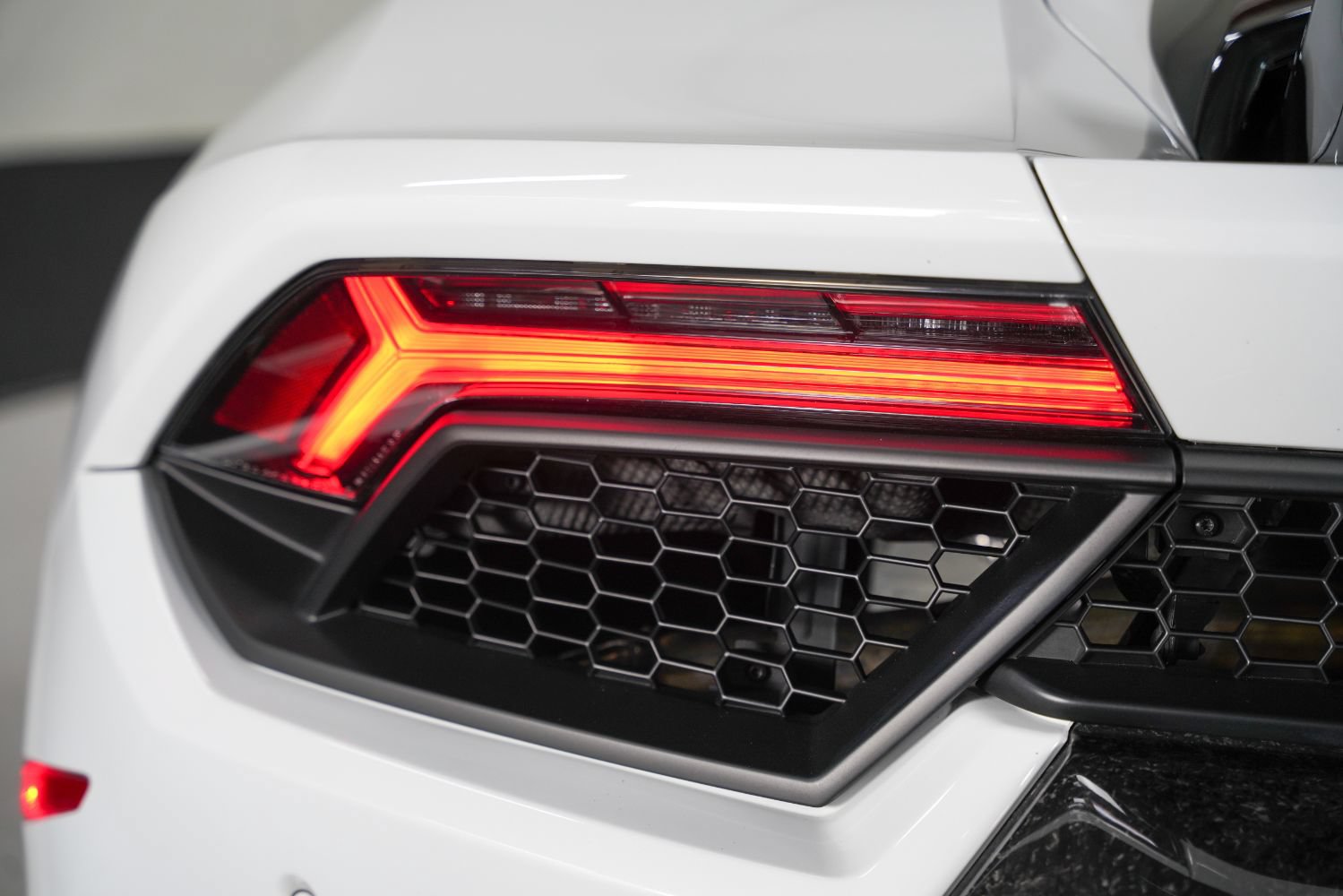 Used 2018 Lamborghini Huracan Performante AWD/4WD image 19