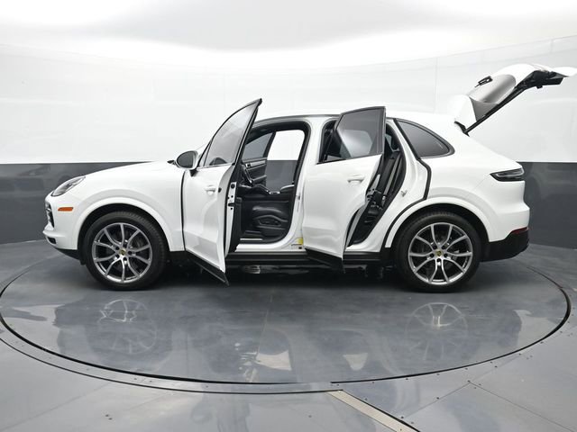 Certified 2022 Porsche Cayenne Platinum Edition image 30