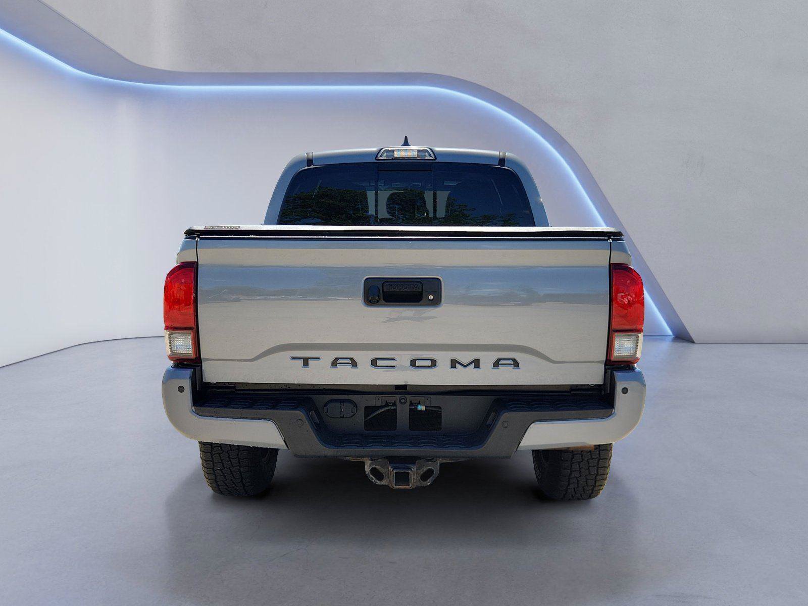 Used 2018 Toyota Tacoma TRD Sport AWD/4WD image 4