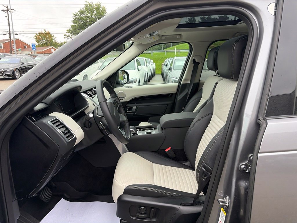 Used 2025 Land Rover Discovery S AWD/4WD image 10