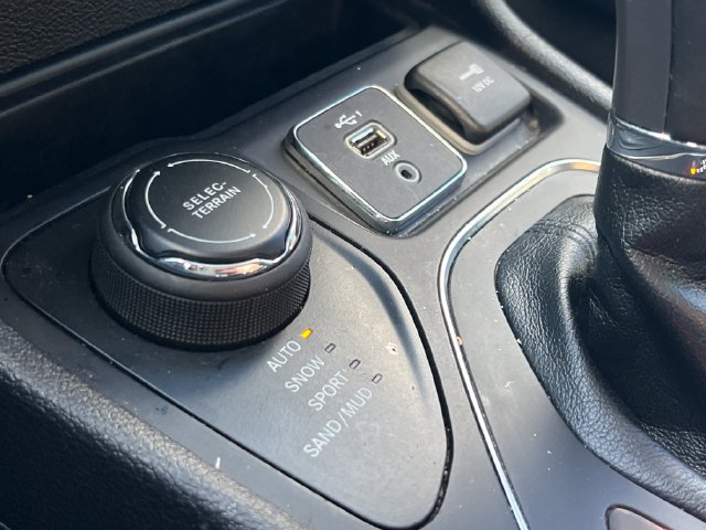 Used 2021 Jeep Cherokee Latitude Plus AWD/4WD image 33