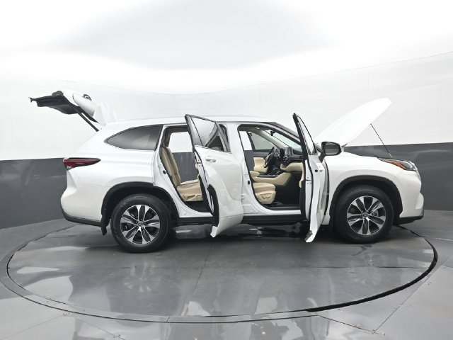 Used 2024 Toyota Highlander XLE AWD/4WD image 35