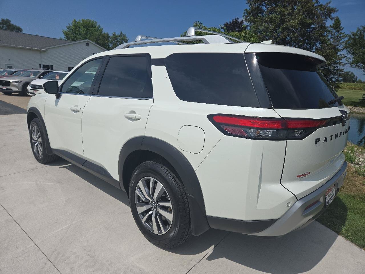 Used 2023 Nissan Pathfinder SL w/ Black Appearance Package AWD/4WD image 6