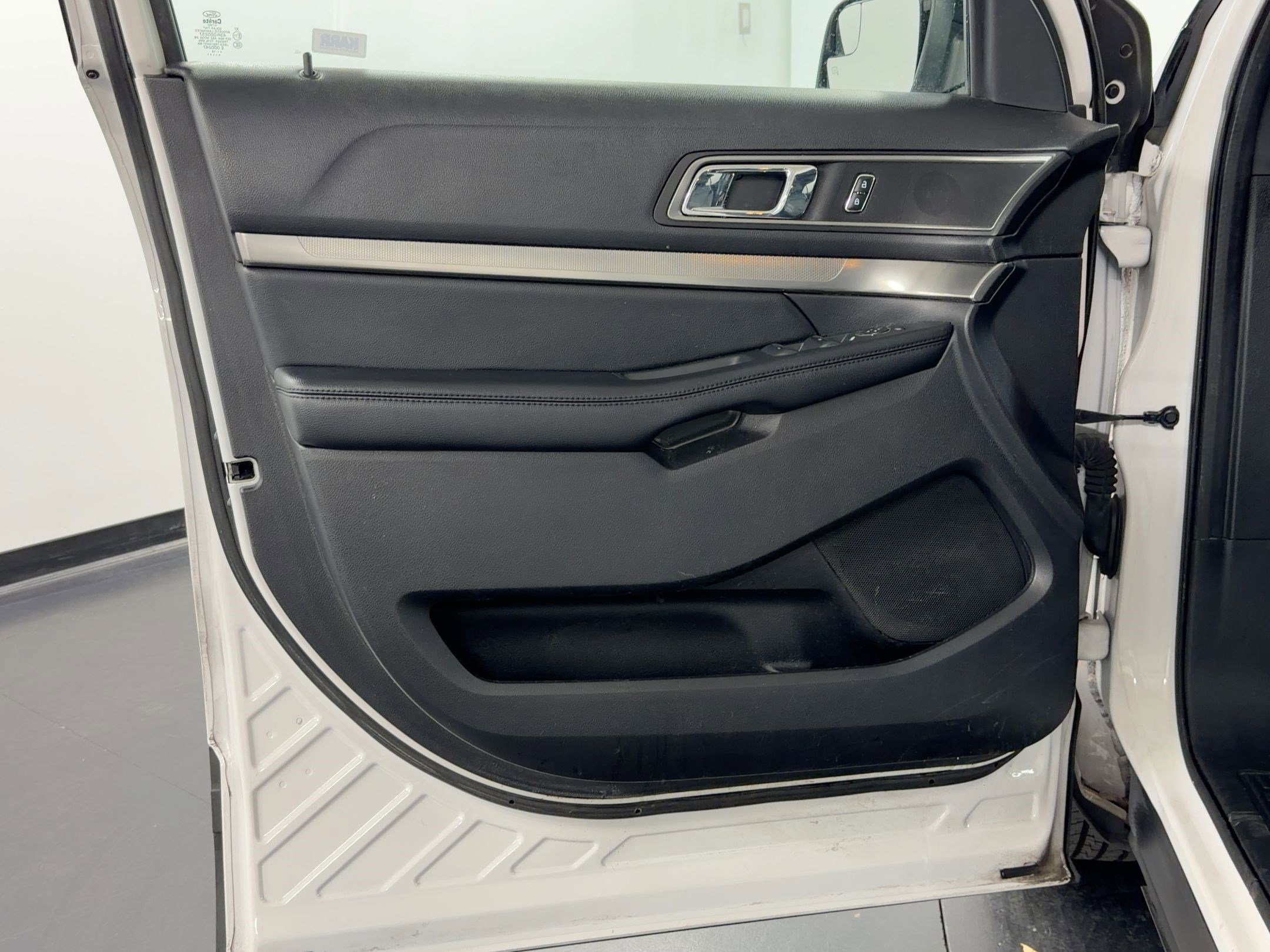 Used 2018 Ford Explorer XLT w/ Equipment Group 202A image 30