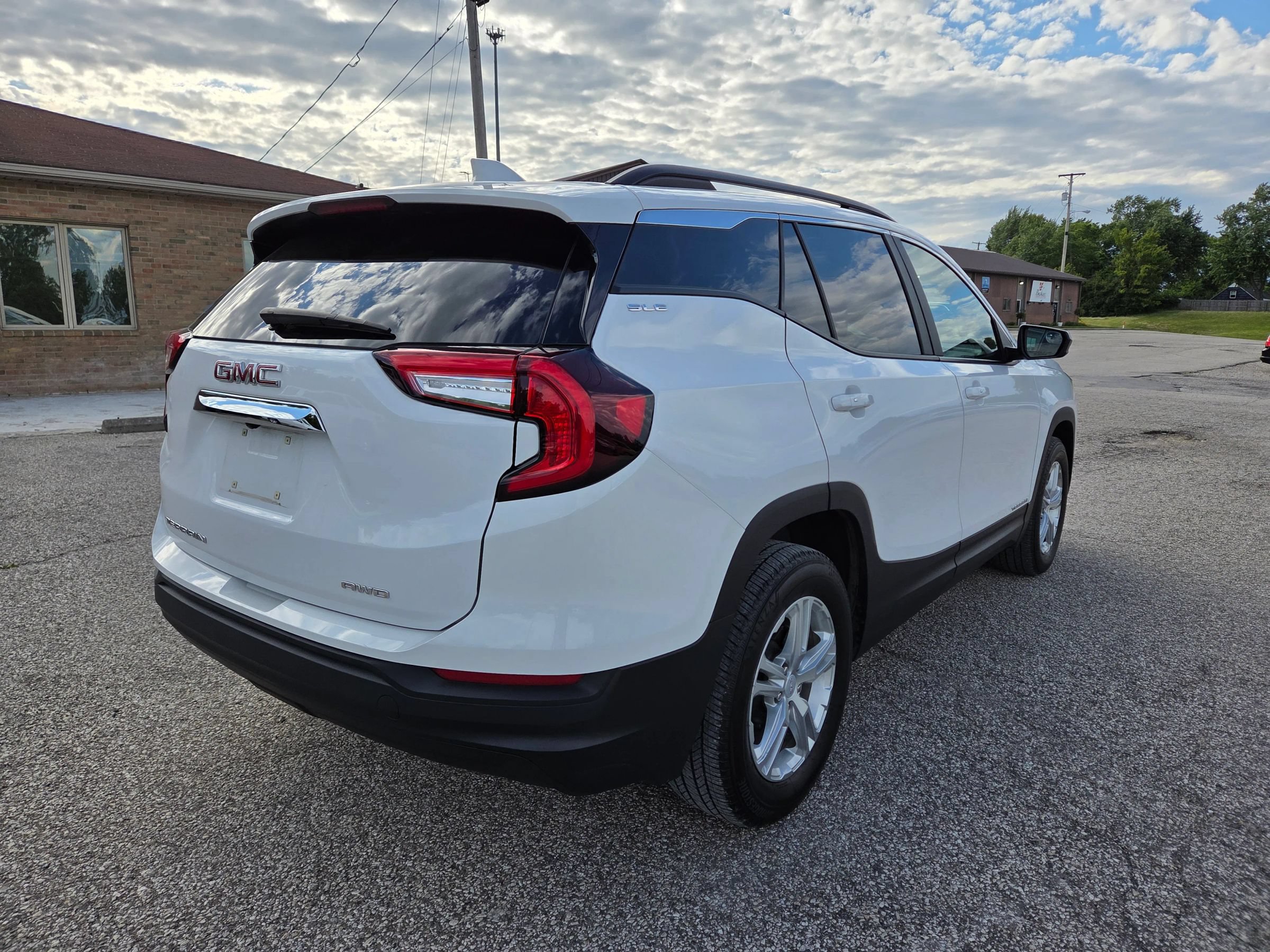 Used 2023 GMC Terrain SLE w/ Driver Convenience Package AWD/4WD image 5