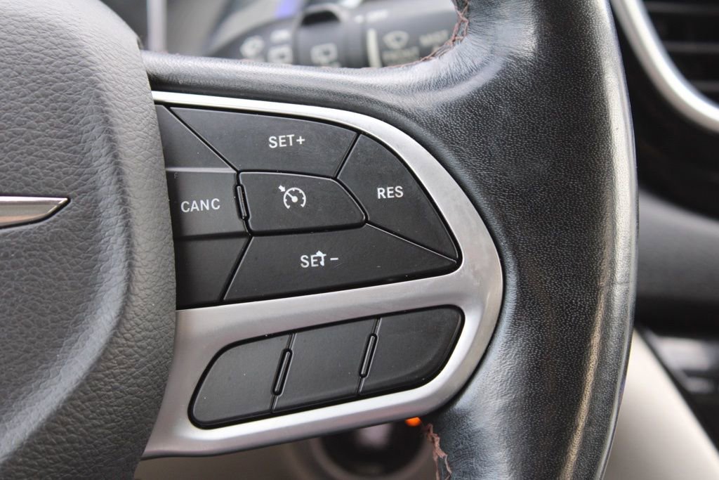 Used 2019 Chrysler Pacifica Touring-L image 34