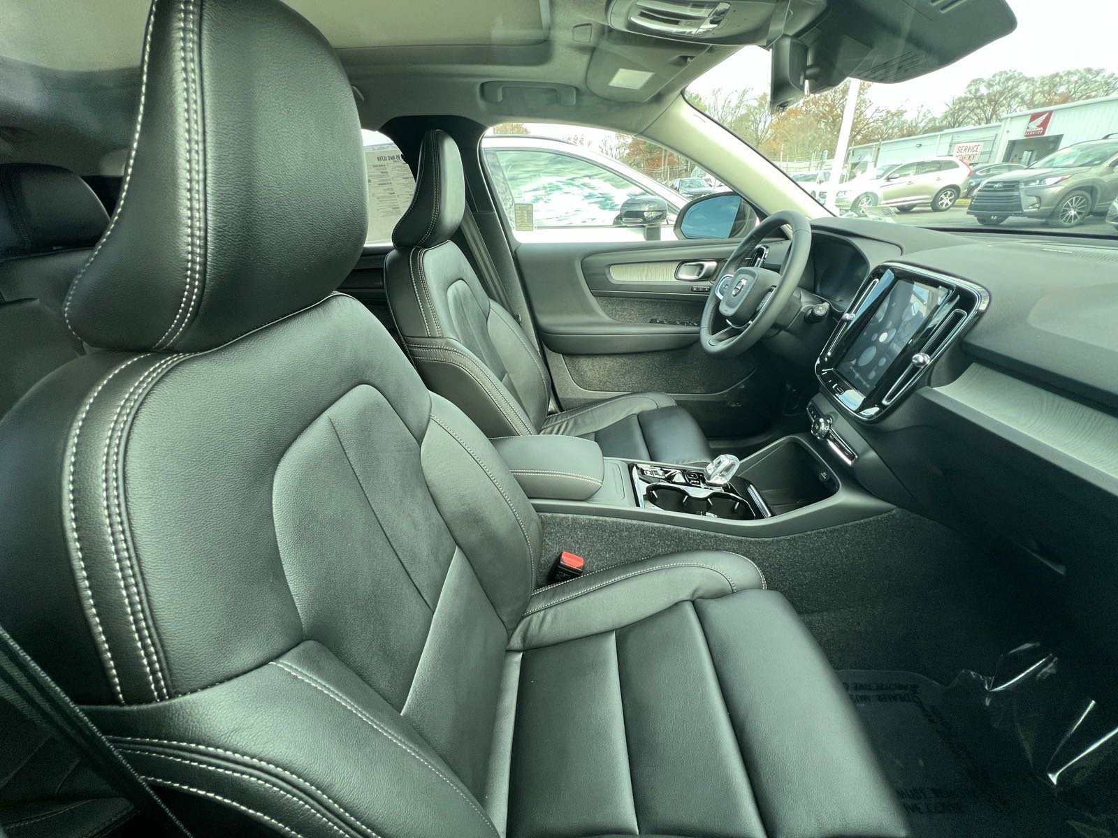 New 2025 Volvo XC40 B5 Ultra w/ Protection Package image 10