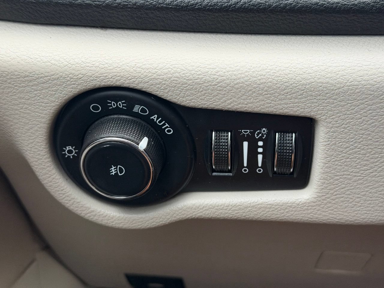 Used 2023 Chrysler Pacifica Limited FWD image 19