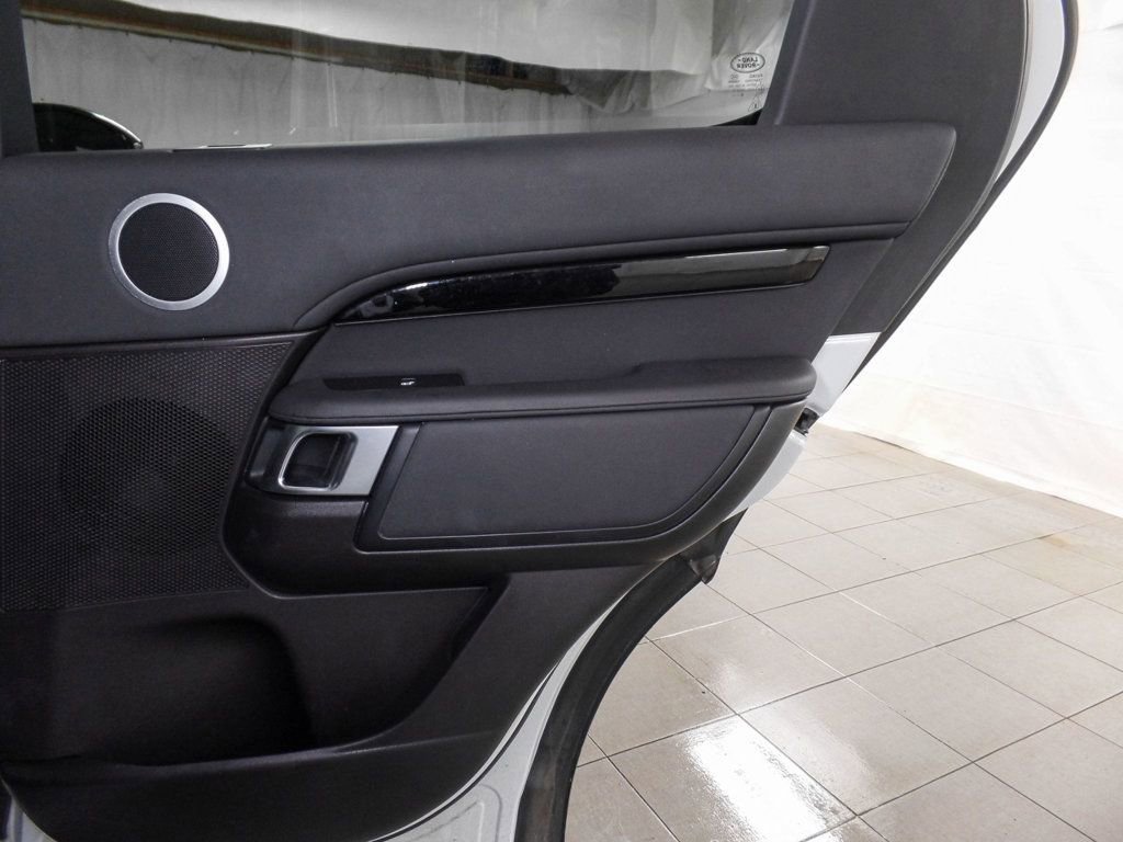 Used 2019 Land Rover Discovery SE image 19