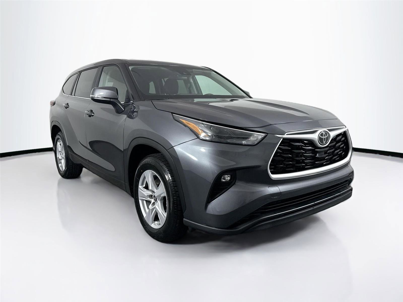Certified 2025 Toyota Highlander LE FWD image 9