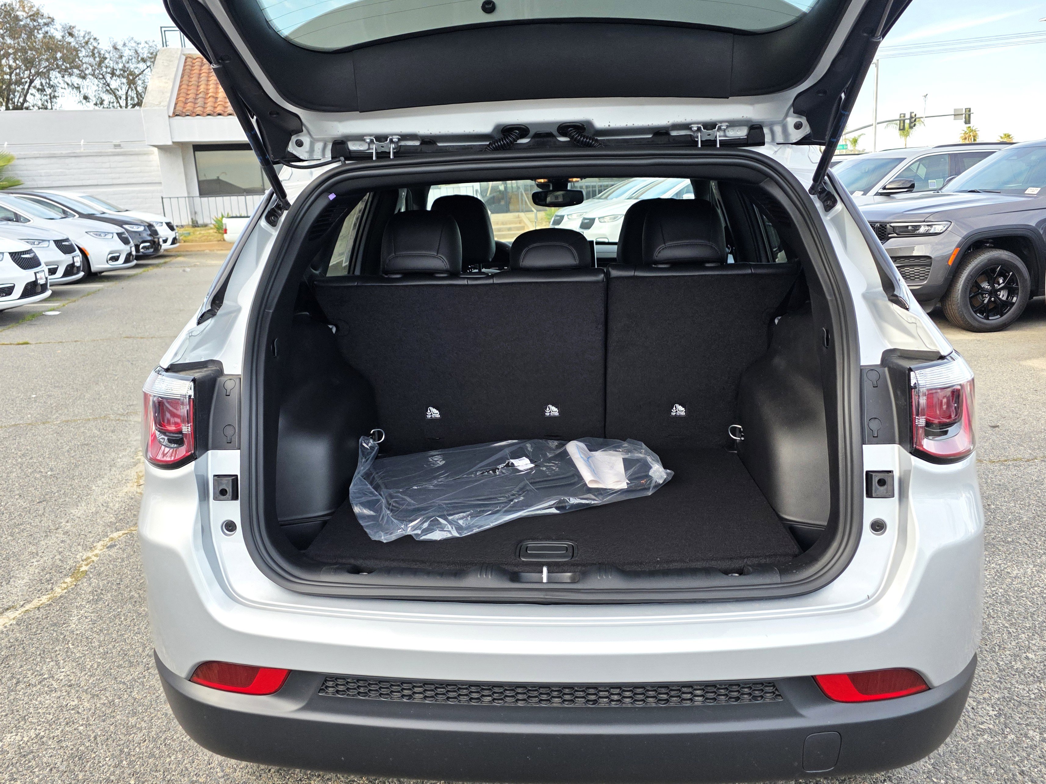 New 2026 Jeep Compass Latitude image 16