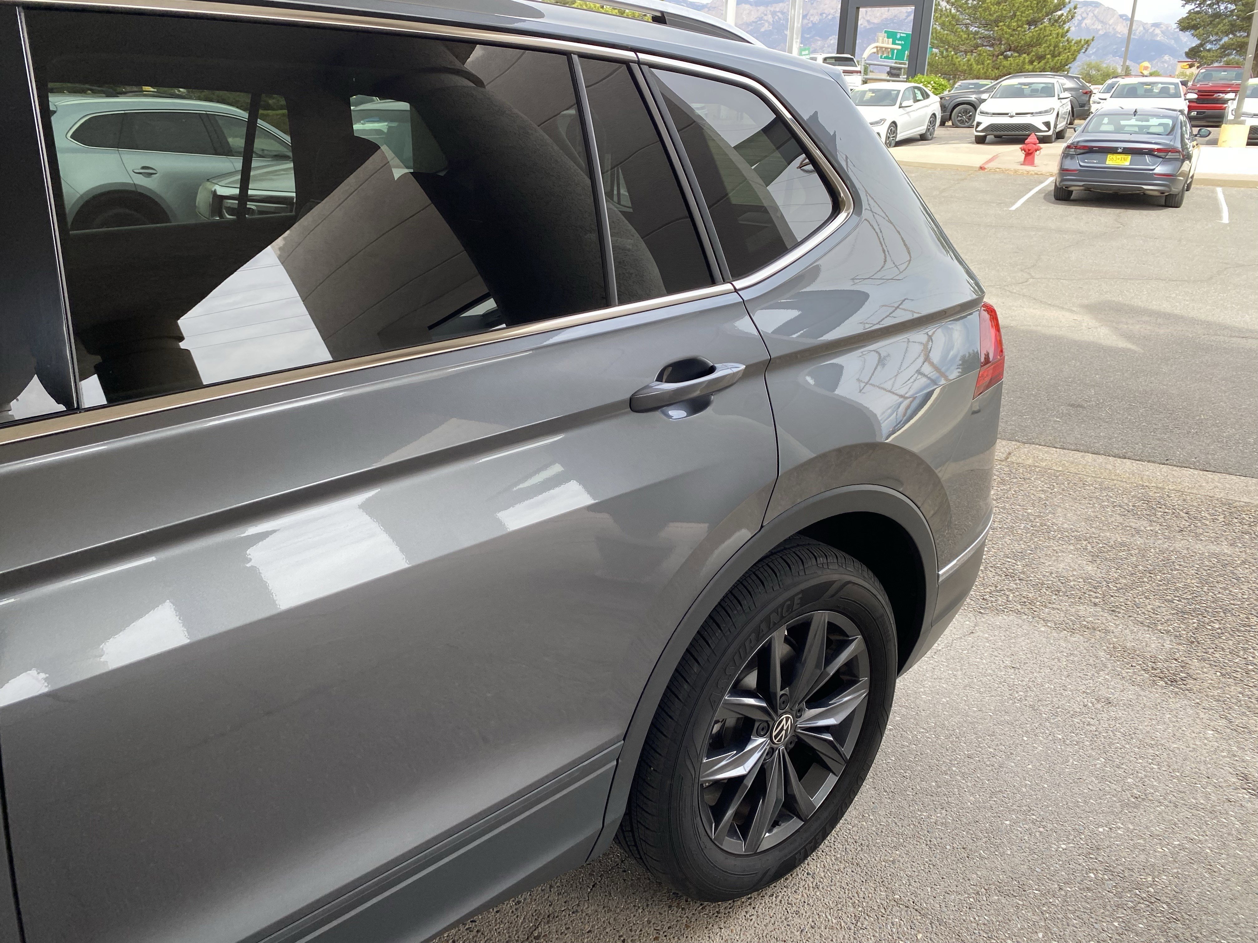 Used 2022 Volkswagen Tiguan SE w/ Panoramic Sunroof Package image 48