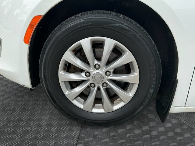 Used 2018 Chrysler Pacifica Touring Plus FWD image 14