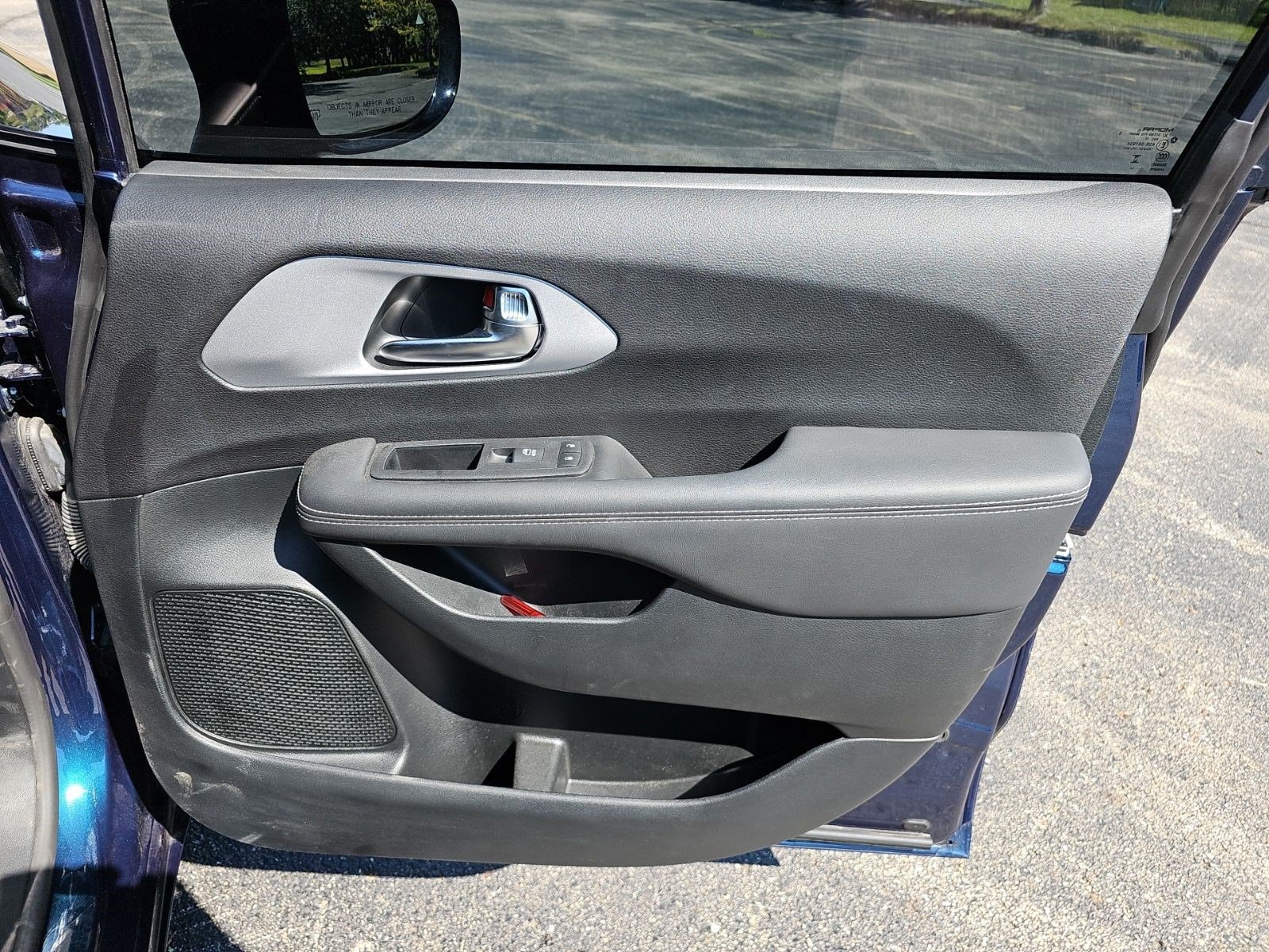 Used 2025 Chrysler Pacifica Limited FWD image 14