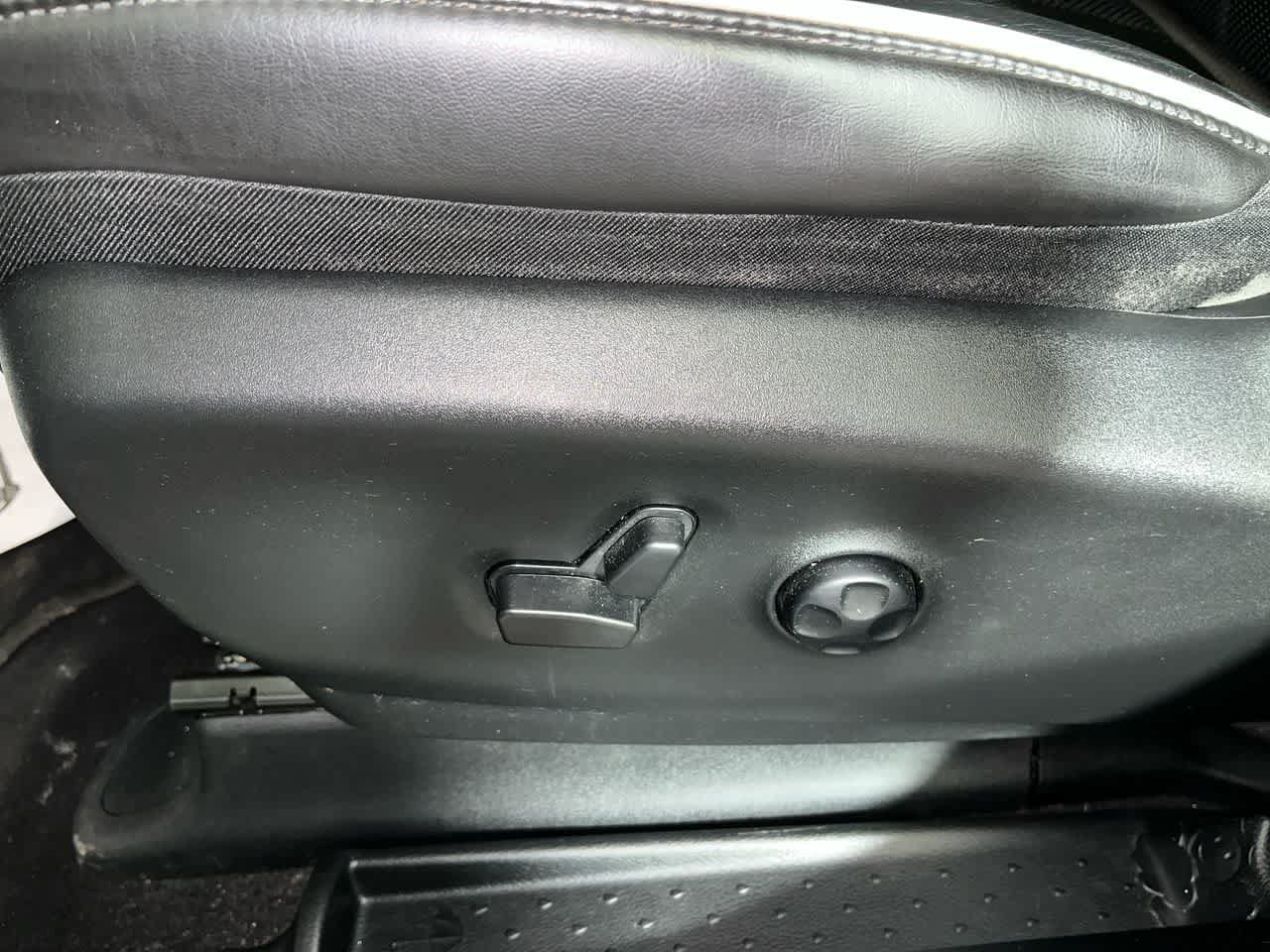 Used 2024 Chrysler Pacifica Premium FWD image 14