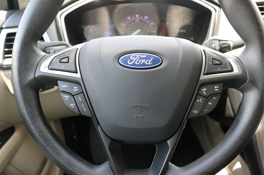 Used 2020 Ford Fusion SE FWD image 19