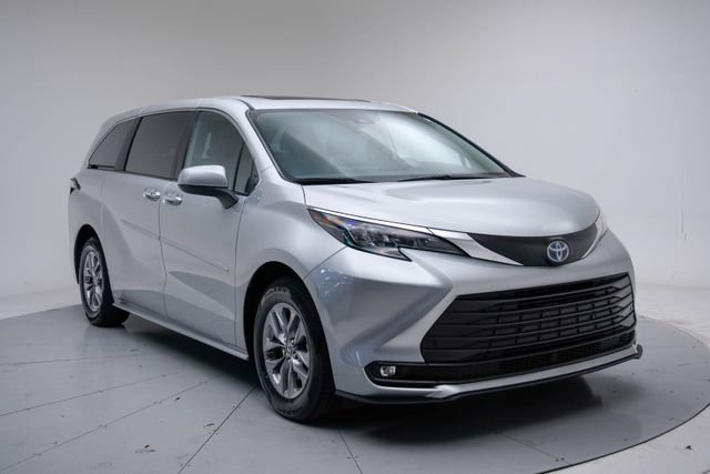 Used 2025 Toyota Sienna XLE FWD image 23