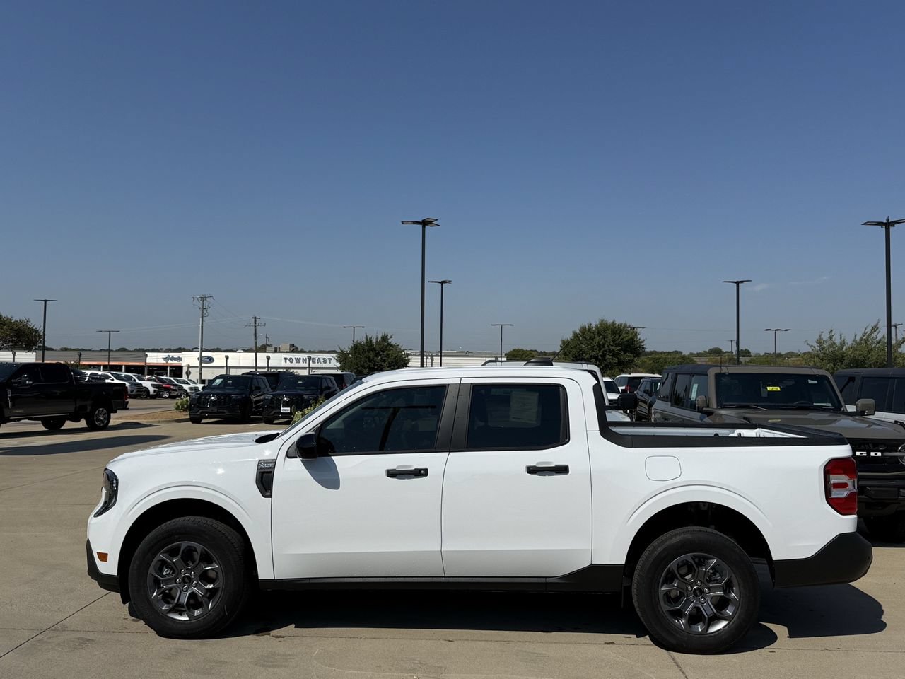 New 2026 Ford Maverick XLT w/ XLT Luxury Package FWD image 3
