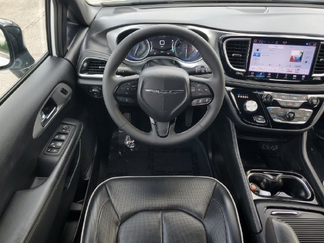 Certified 2025 Chrysler Pacifica Limited FWD image 19