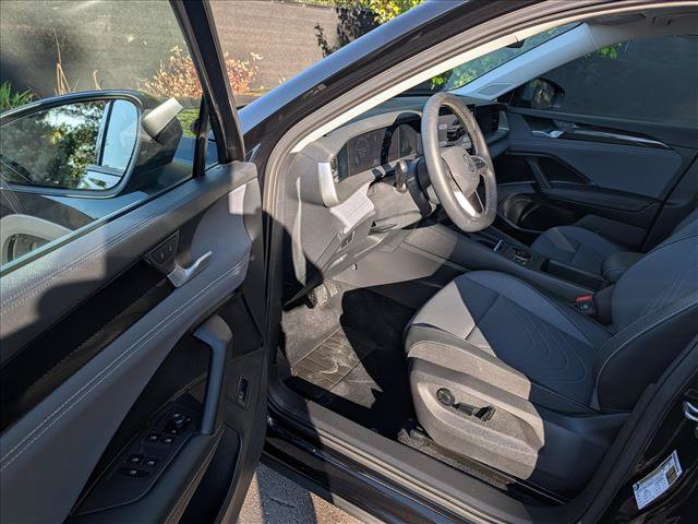 Certified 2025 Volkswagen Tiguan SE AWD/4WD image 24