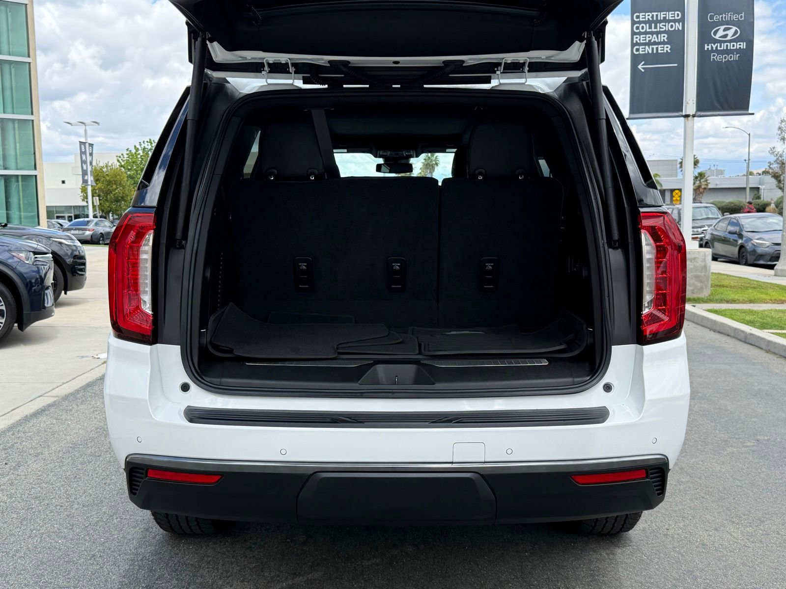 Used 2024 GMC Yukon AT4 w/ AT4 Premium Package AWD/4WD image 16