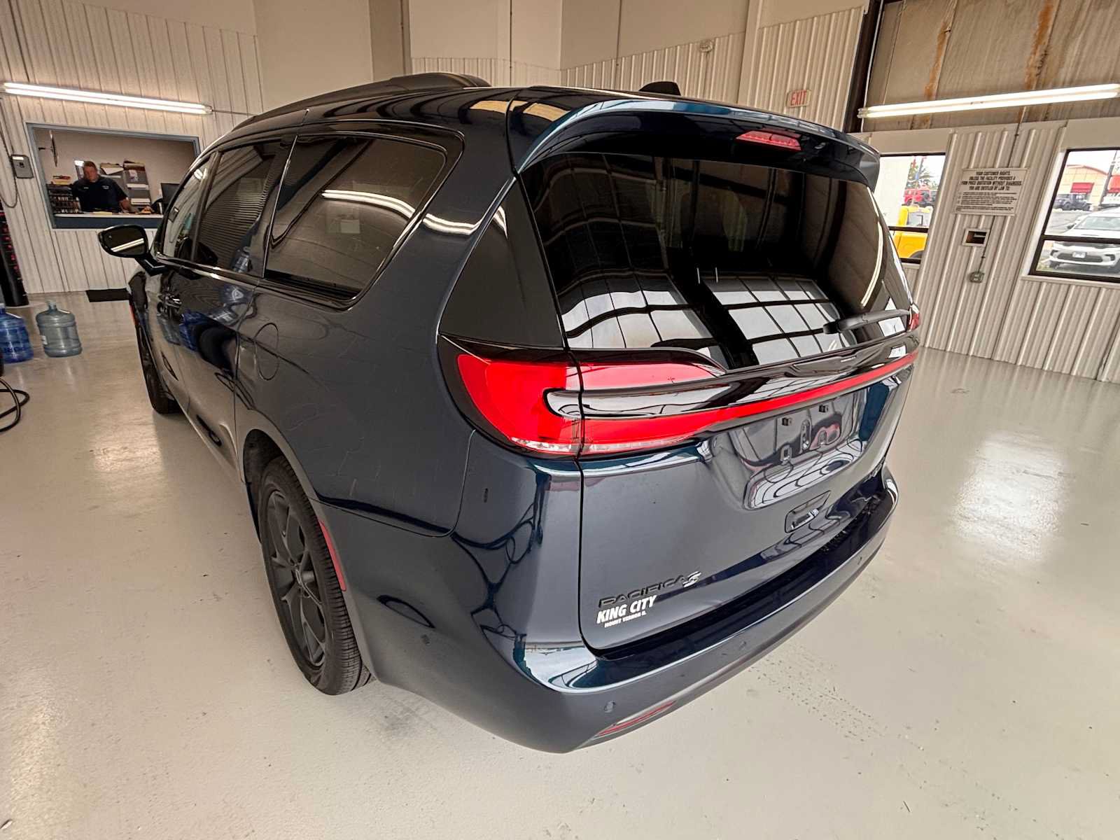 Certified 2025 Chrysler Pacifica Limited AWD/4WD image 5