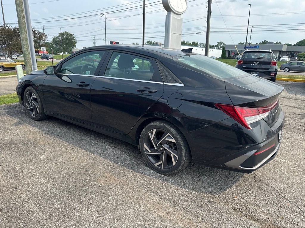 Used 2024 Hyundai Elantra SEL w/ Convenience Package FWD image 2
