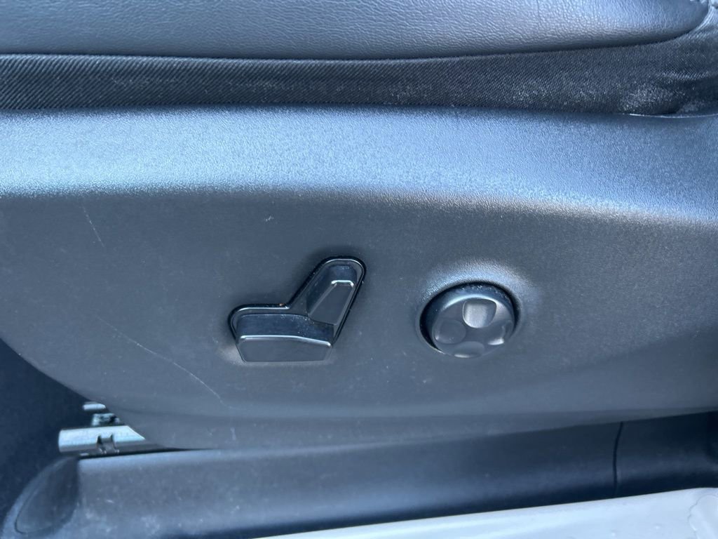 Used 2024 Chrysler Pacifica Touring-L image 9