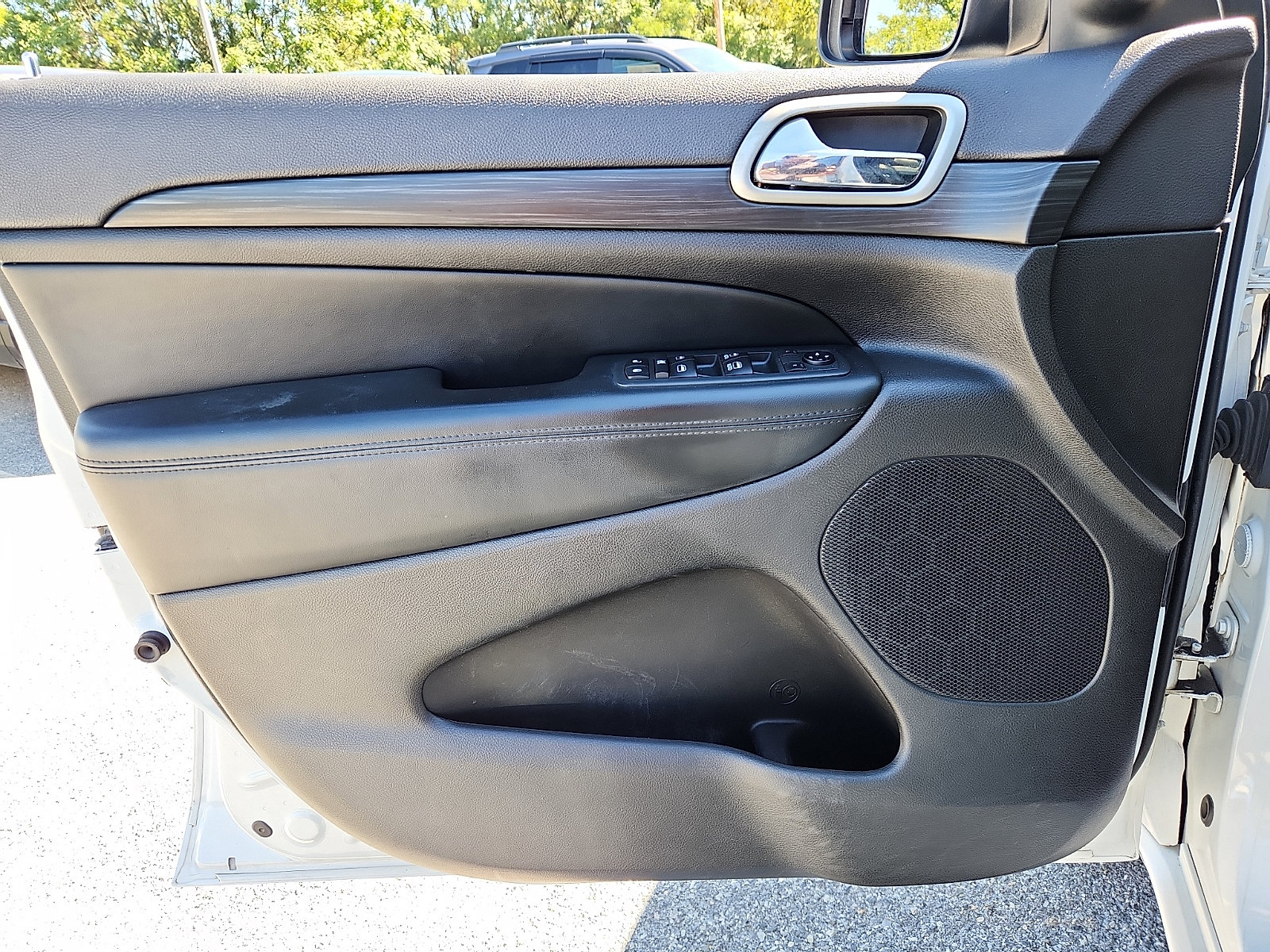 Used 2019 Jeep Grand Cherokee Altitude AWD/4WD image 12