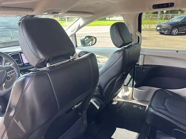 Used 2023 Chrysler Pacifica Touring-L FWD image 9