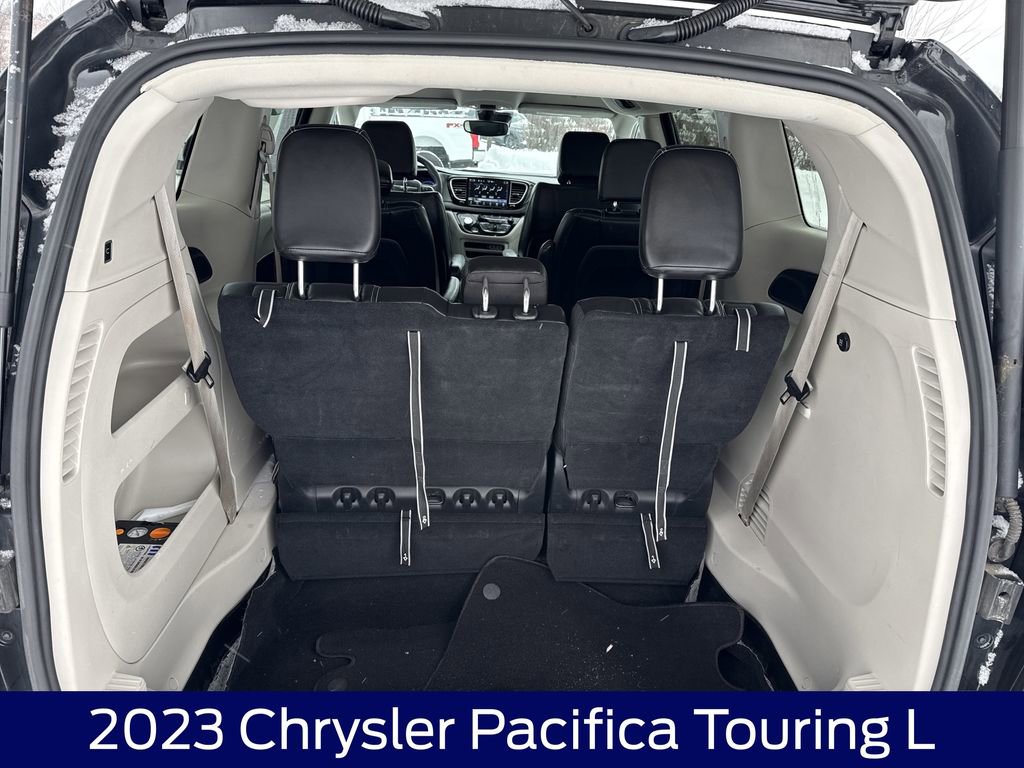 Used 2023 Chrysler Pacifica Touring-L image 17