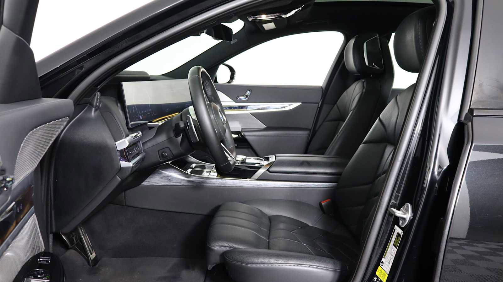 Used 2023 BMW 760i xDrive w/ Executive Package image 14