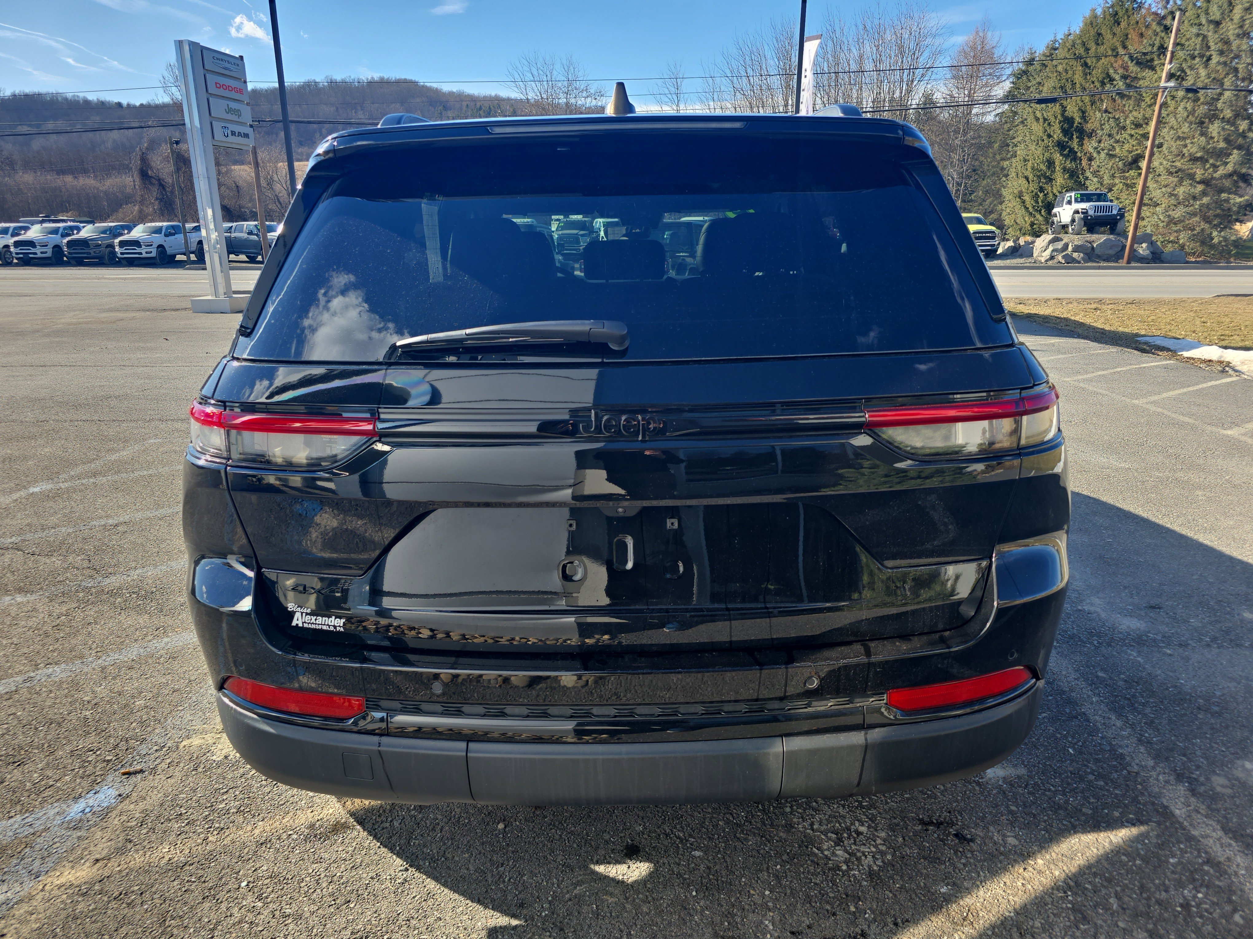 Used 2025 Jeep Grand Cherokee Altitude image 4