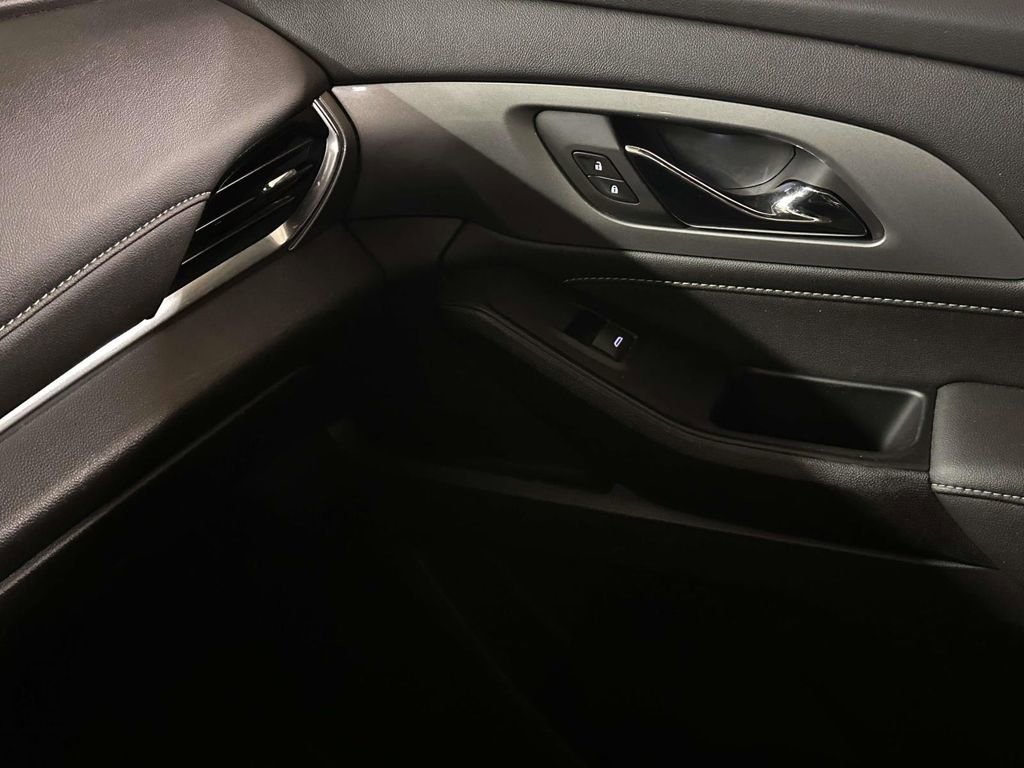 Used 2023 Chevrolet Traverse LT image 27