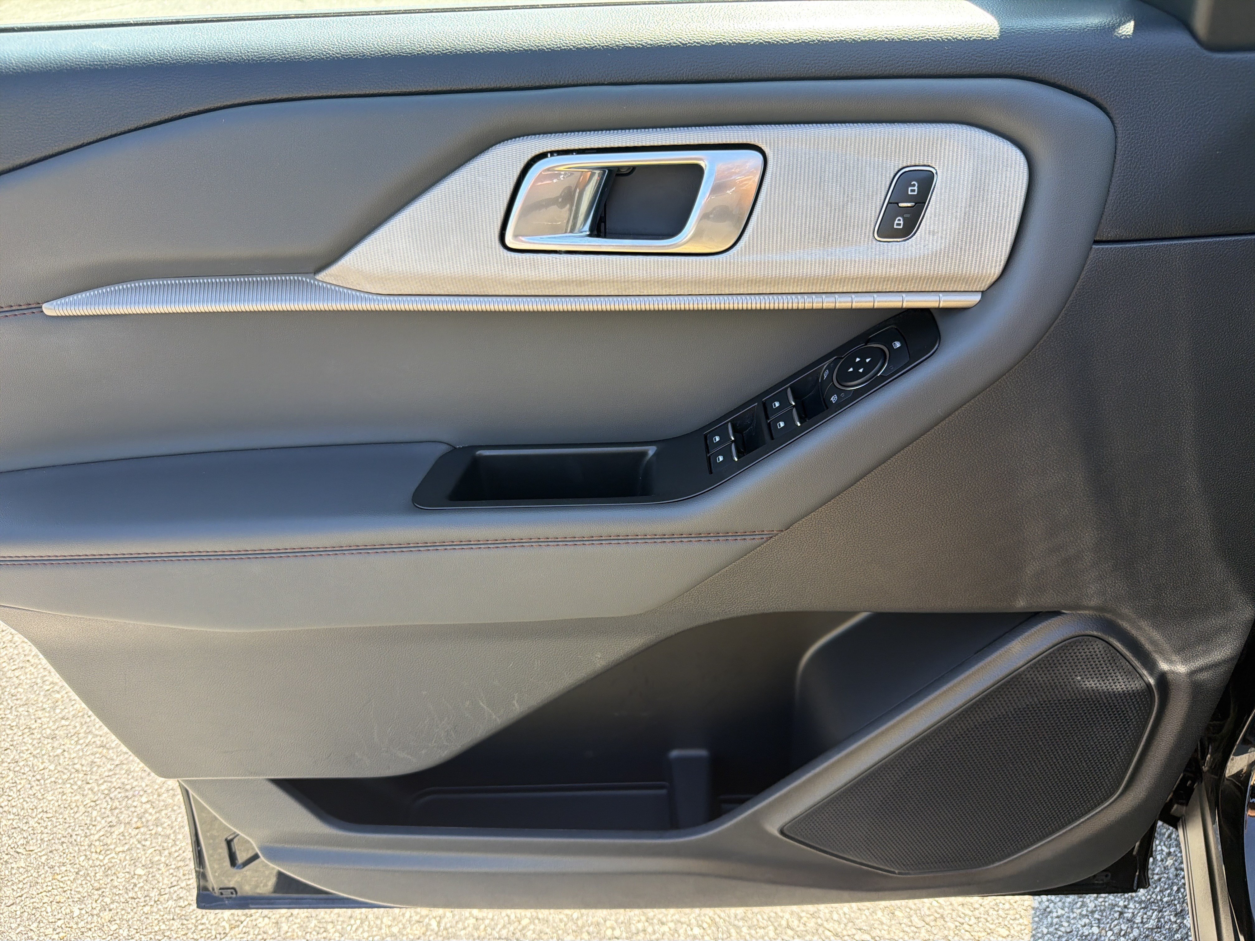 Used 2025 Ford Explorer Active RWD image 19